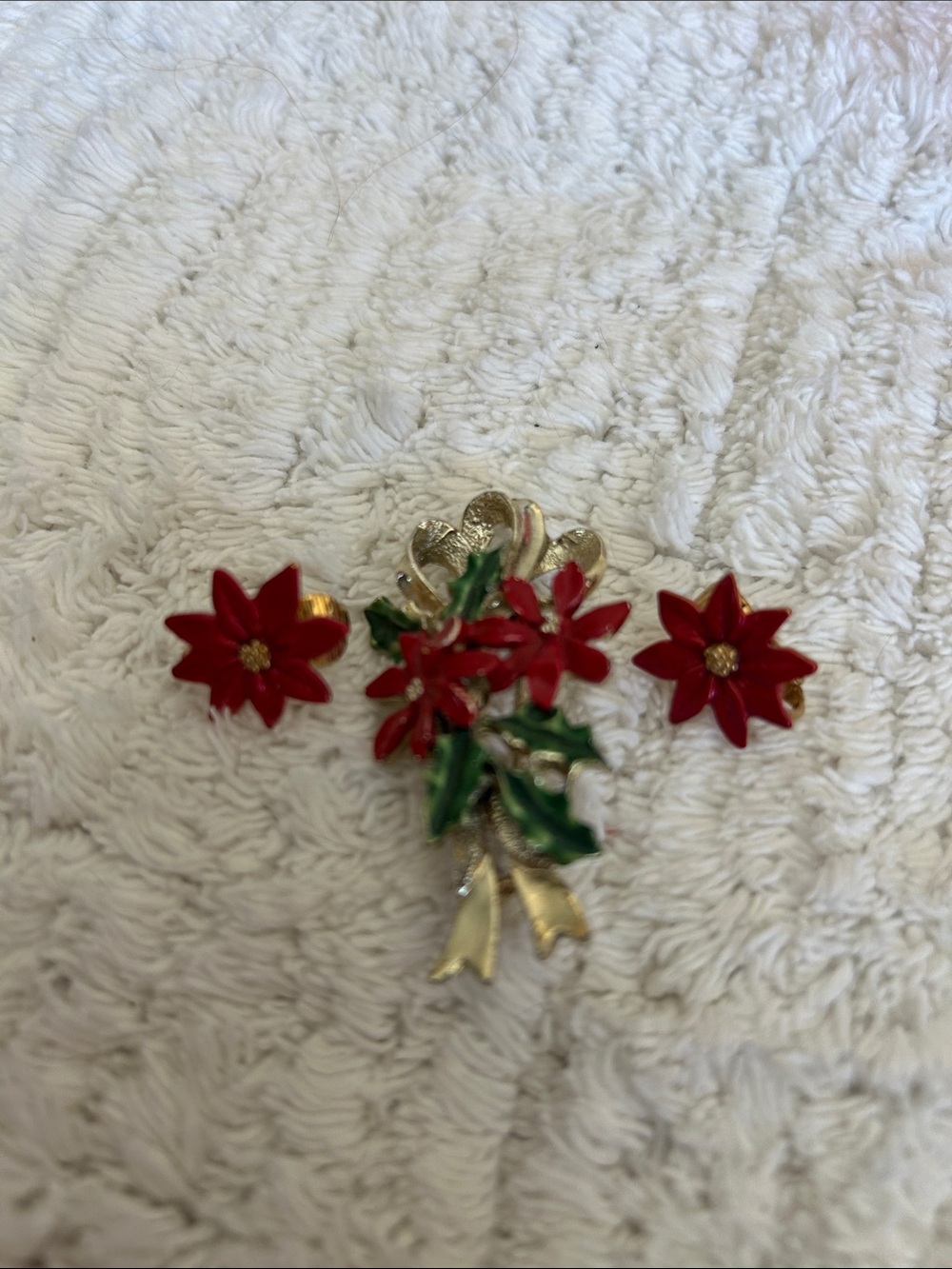 Vintage Christmas Jewelry. Brooch and earring set.